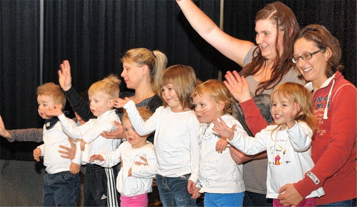 Die kleinen Turner der Eltern- und Kindgruppe grüßen in den Saal.