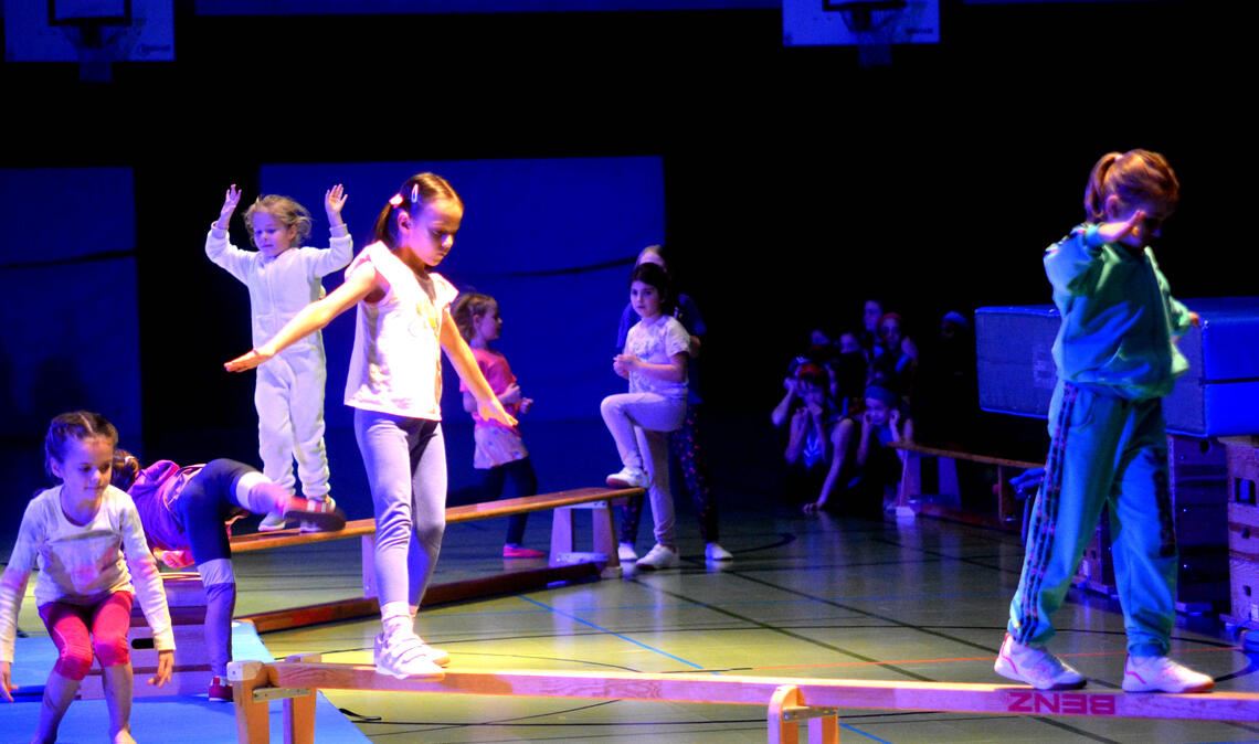 Die kleinen Turnerinnen entführen die Zuschauer bei der Kinder- und Jugendweihnachtsfeier des TV Mühlacker nach Nimmerland. Fotos: Stahlfeld