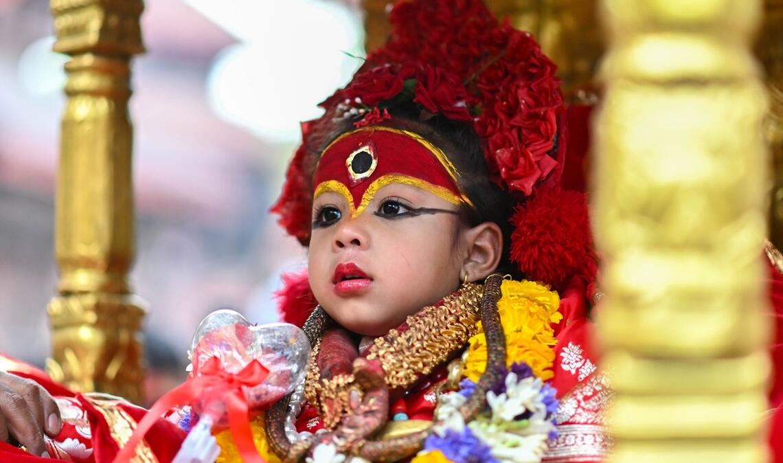 Die königliche lebende Göttin Kumari Arya Tara Shakya nimmt in Kathmandu, Nepal, am Chaite Dashain Fest teil.