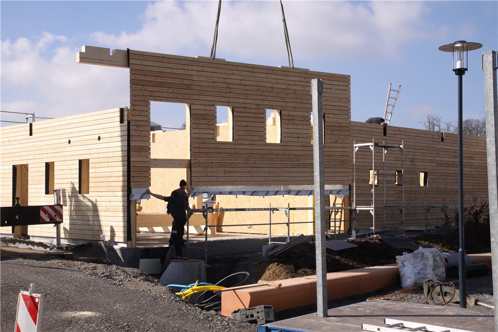 Die künftigen Besucher werden es mit Vorfreude zur Kenntnis nehmen: Der Bau der Gaststätte schreitet voran. Gestern sind die vorgefertigten Seitenwände gestellt worden.  Fotos: Sadler