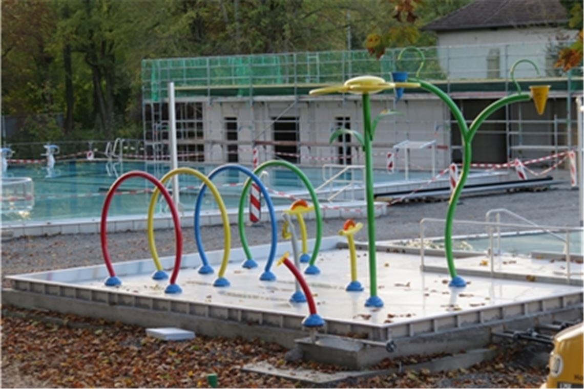 Die künftigen Nutzer des Knittlinger Freibads können sich auf zahlreiche Attraktionen freuen. Fotos: Becker