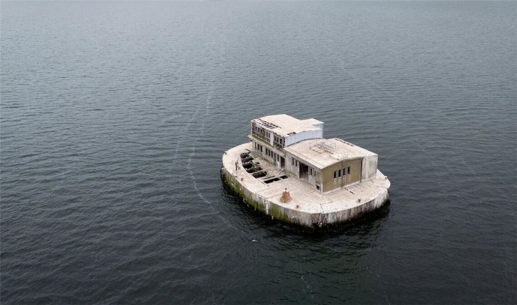 Die künstliche Insel steht im Greifswalder Bodden, südöstlich der Insel Rügen.