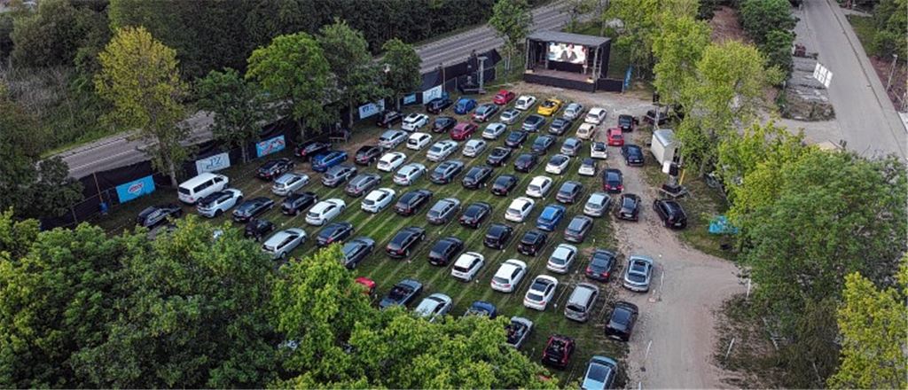 Die kulturelle Notversorgung in Corona-Zeiten gesichert: Beim Auto-Kultur-Programm auf der Freibadbühne in Remchingen gab es Platz für 120 Autos. privat, W. Reinhardt