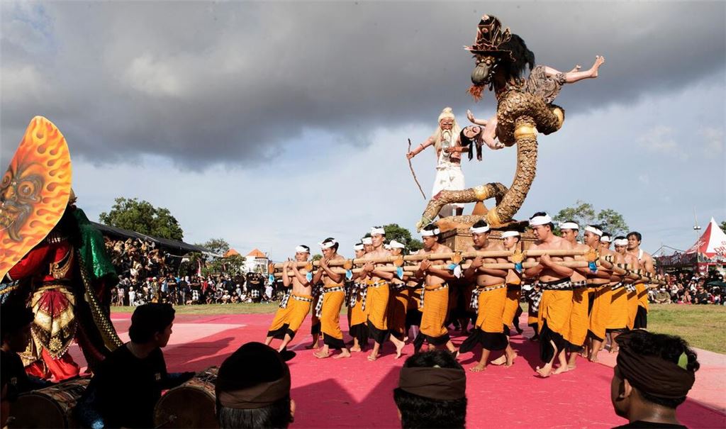 Die kunstvoll gestalteten Skulpturen, Ogoh-Ogoh genannt, stehen für böse Geister – und werden in einem symbolischen Akt der Reinigung verbrannt.