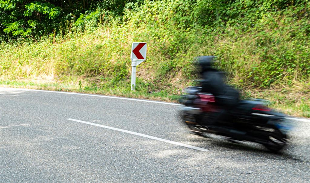 Die kurvenreiche Strecke durch den Wald zwischen Illingen und Schützingen gilt als besonders beliebt bei Motorradfahrern – Wettfahrten gegen die Uhr inklusive. Symbolbild: Archiv