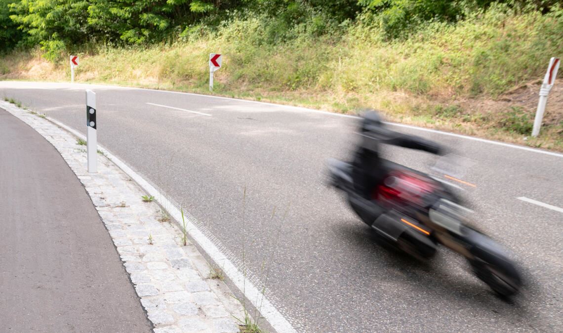 Die kurvenreiche Waldstrecke zwischen Illingen und Schützingen ist bei Motorradfahrern beliebt. Archivfoto: Fotomoment