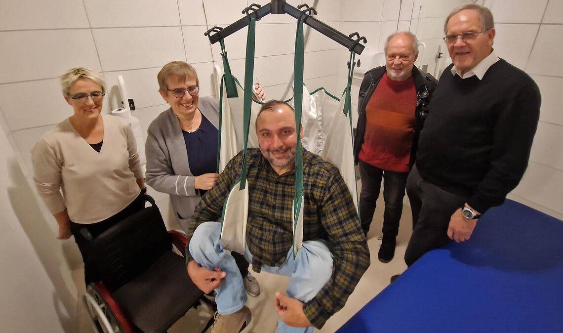 Die landesweit 94. „Toilette für alle“ wird von Gabriele Weber (v.li.), Jutta Pagel-Steidl, Mohamed Zakzak, Klaus Kluge und Bruno Kohl vorgestellt. Foto: Friedrich