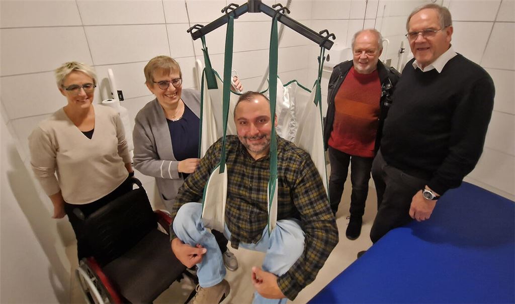 Die landesweit 94. „Toilette für alle“ wird von Gabriele Weber (v.li.), Jutta Pagel-Steidl, Mohamed Zakzak, Klaus Kluge und Bruno Kohl vorgestellt. Foto: Friedrich