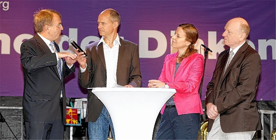 Die landesweite Woche der Diakonie hat begonnen. Auf der Bühne (v.li.): Oberkirchenrat Dieter Kaufmann, Moderator Christian Könemann, Pforzheims Sozialbürgermeisterin Monika Müller und Oberkirchenrat Urs Keller im Gespräch. Foto: Tilo Keller