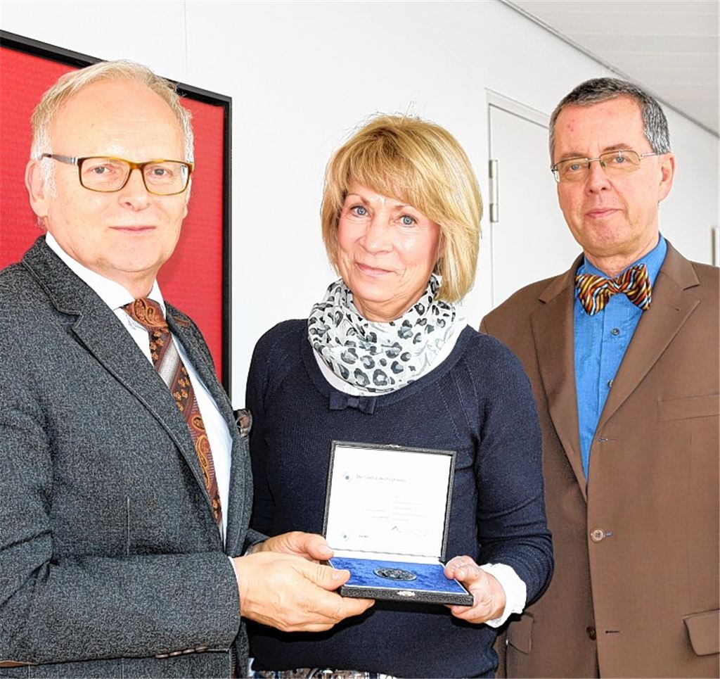 Die langjährige Leiterin des Gesundheitsamtes Enzkreis, Dr. Roswitha Kull, geht nach fast 40 Dienstjahren in Ruhestand. Landrat Karl Röckinger überreichte ihr die Franz-Josef-Gall-Medaille. Rechts im Bild: Erster Landesbeamter Wolfgang Herz.