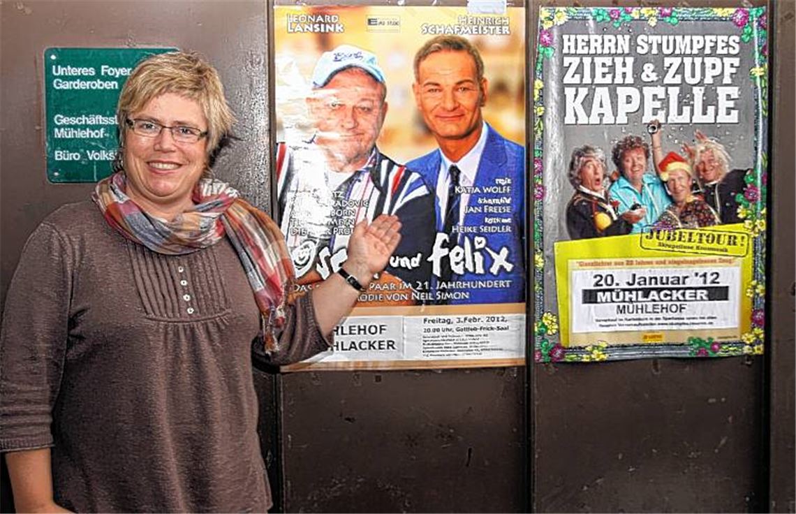 Die langjährige Vhs-Leiterin Johanna Bächle vor Werbeplakaten für Theaterveranstaltungen im Jahr 2012. 