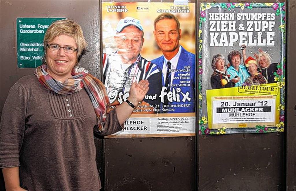 Die langjährige Vhs-Leiterin Johanna Bächle vor Werbeplakaten für Theaterveranstaltungen im Jahr 2012. 