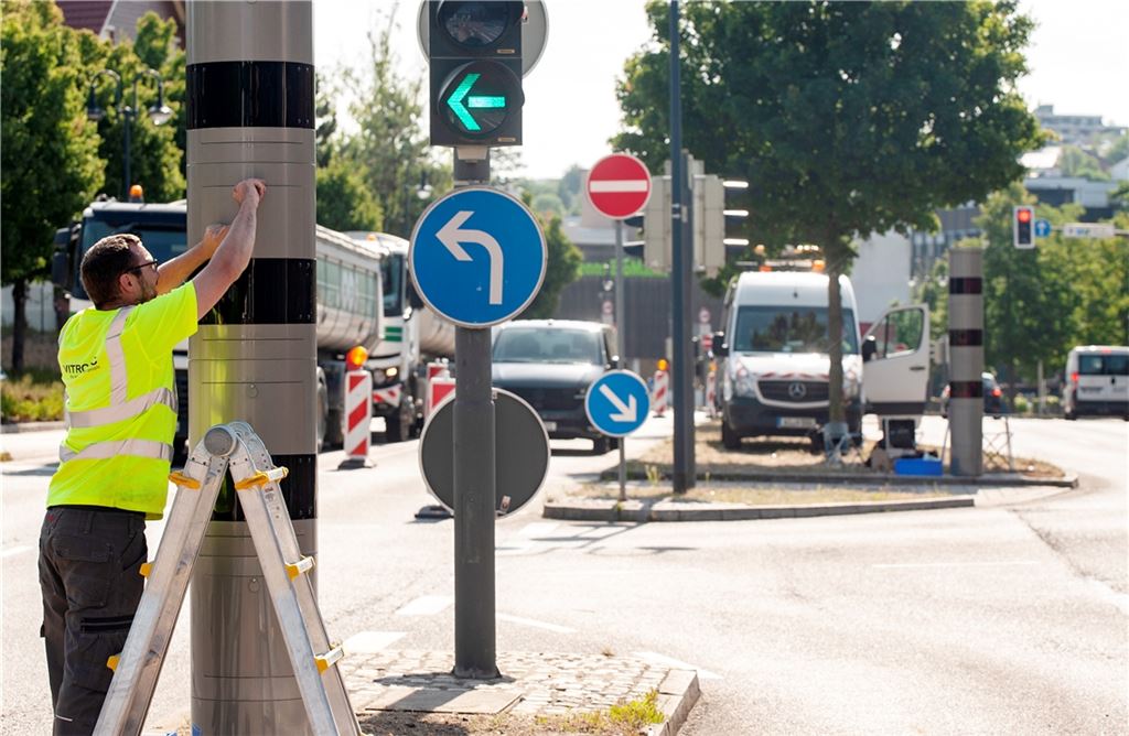 Die letzte Gnadenfrist für potenzielle Sünder läuft: An der B10/Ötisheimer Straße richten Techniker die „Superblitzer“ ein. Foto: Fotomoment