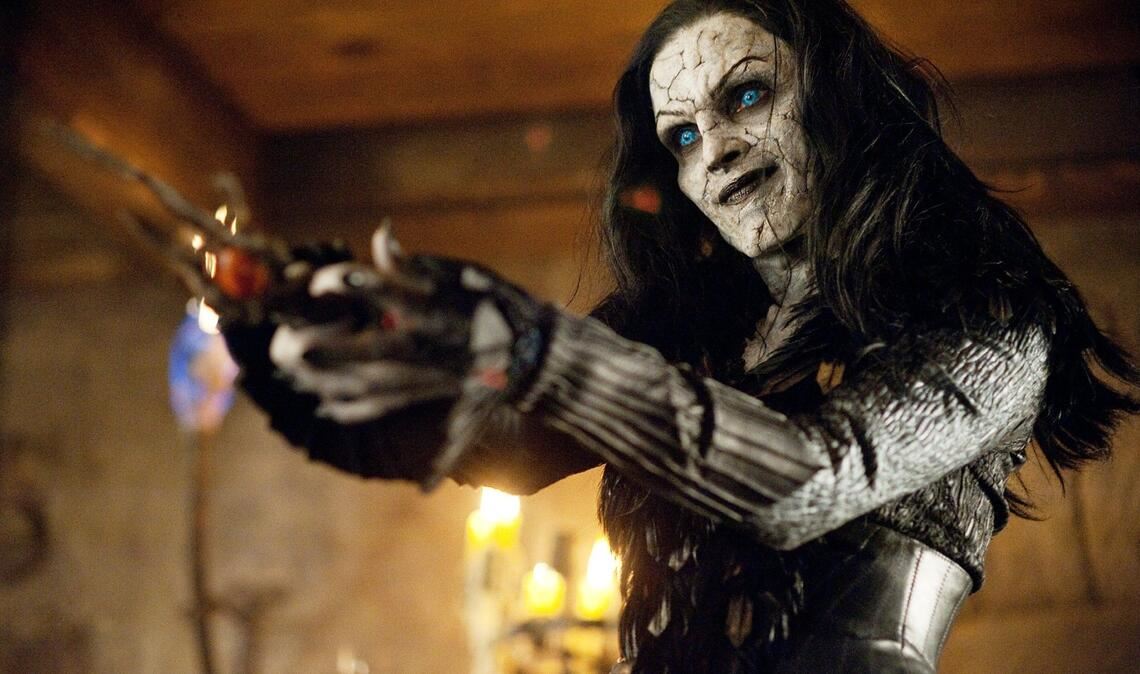 Die mächtige dunkle Hexe Muriel (Famke Janssen) greift die Stadt mit ihrer Armee an.