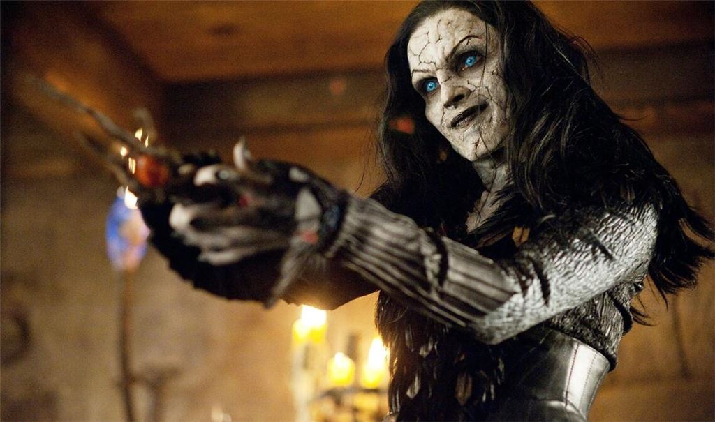 Die mächtige dunkle Hexe Muriel (Famke Janssen) greift die Stadt mit ihrer Armee an.