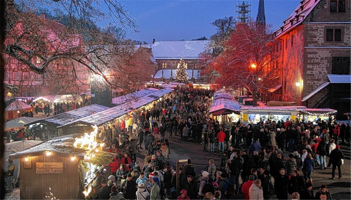 Die magische Abendstimmung auf dem Maulbronner Klosterhof zieht Tausende Besucher von nah und fern an. Fotos: Hansen