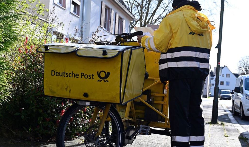 Die meisten Briefe tragen hierzulande Postboten der Deutschen Post aus. (Archivbild)