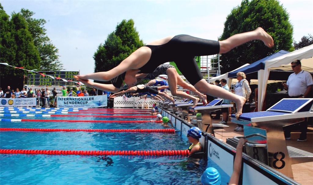 Die meisten Rennen werden im Freibad ausgetragen, das am Wochenende trotz Sendercups geöffnet hat. Das große Becken ist am Samstag und Sonntag aber reserviert. Foto: Arch.