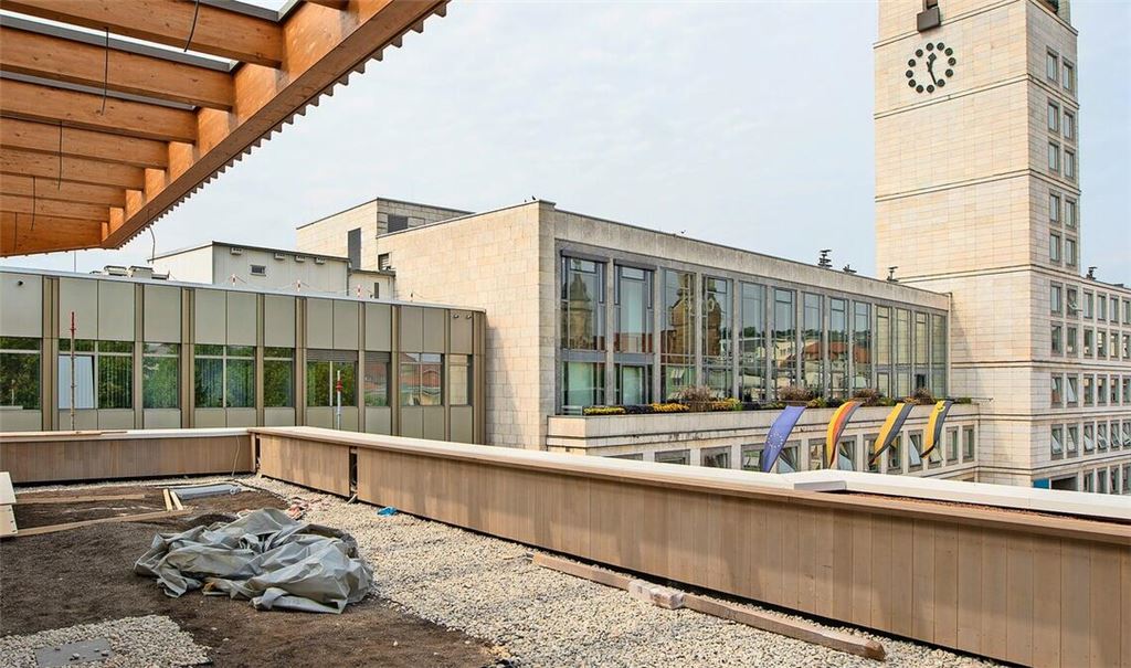 Die mit Holz verkleidete Dachterrasse wird jetzt begrünt – bis zur Eröffnung im September soll alles fertig sein.