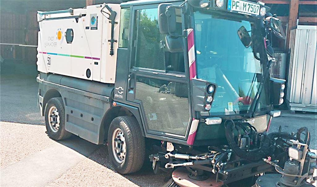Die moderne, vollelektrische Kehrmaschine des Bauhofs rückt allein dreimal in der Woche zur Fußgänger- und Radfahrerunterführung am Bahnhof aus, wo derzeit neben dem üblichen Wohlstandsmüll auch Taubendreck Probleme macht. Fotos: privat