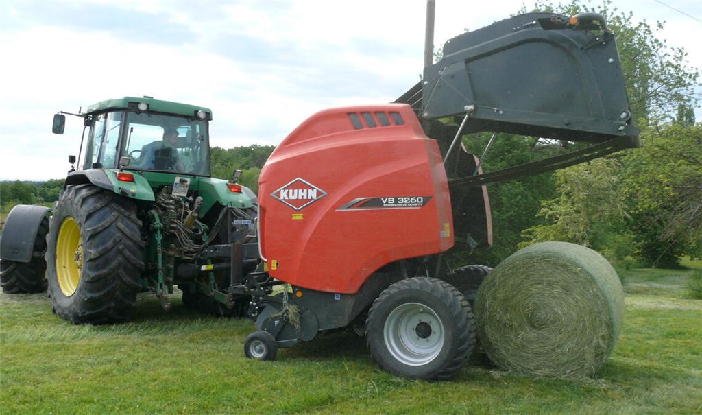 Die mühevolle Handarbeit bei der Heuernte fällt weg: Michael Stößer presst auf verschieden Wiesen rund um Bauschlott rund 300 Kilogramm schwere Rundballen. Foto: Dietrich