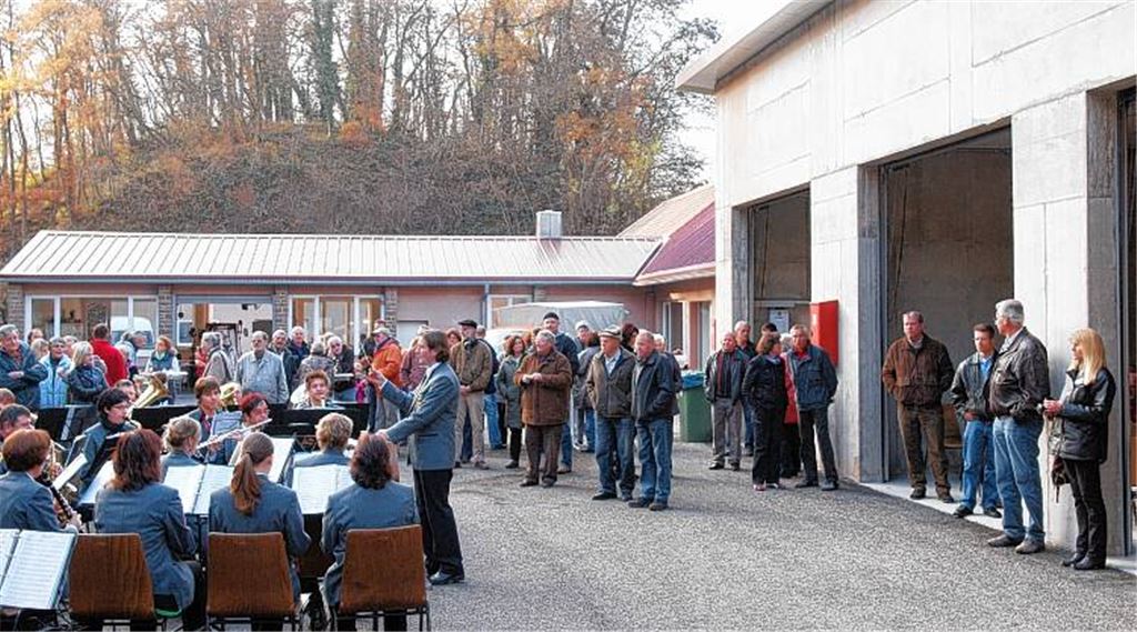 Die musikalisch von der Stadtkapelle umrahmte Eröffnungsfeier lockt zahlreiche Gäste auf das Gelände des ehemaligen „Seeburger-Steinbruchs“. Dort hat der Bauhof sein neues Domizil gefunden. Bild re.: Stadtbaumeister Karl Velte (v.li.) überreicht dem Bauhofleiter Manfred Bohn und Wassermeister Oliver Scheible eine originale Nachbildung des Bauhofschlüssels.