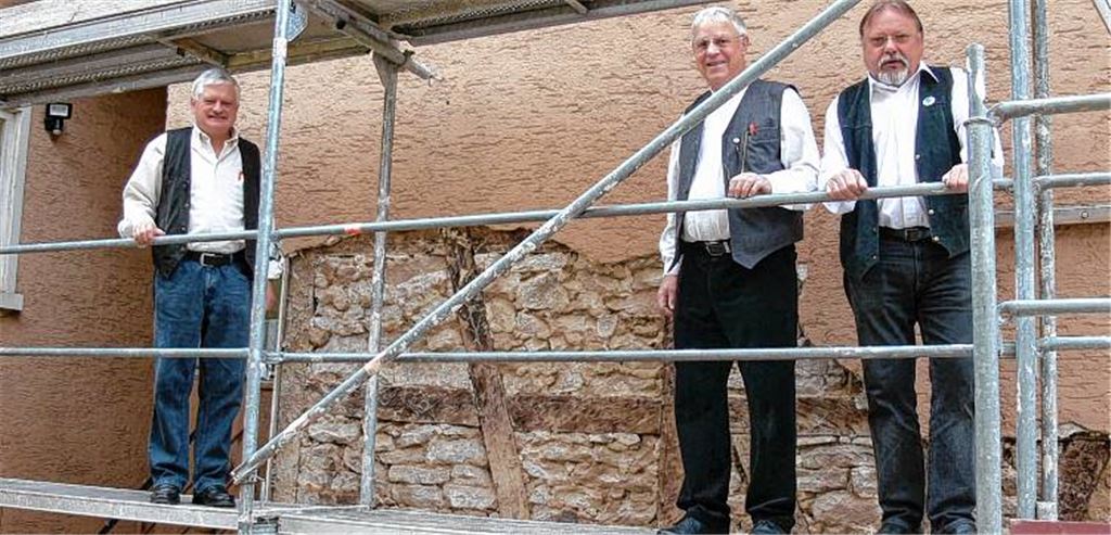 Die nächste Baustelle am Bürgerhaus: Aktuell steht eine Fassadenrenovierung an. Karl Hauschl, Rudi Federmann und Kurt Bickel (v.li.) begutachten das Fachwerk unter dem Putz.