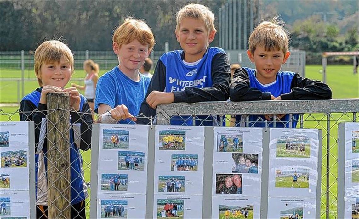 Die nächste Generation Faustball: Die D-Jugend des TV Enzberg, Floris Hoffmann, Maximilian Frank, Marvin Malohn und Timon Ernst (v.li.), schaut sich die Ausstellung „50 Jahre Faustballturnier“ an. Fotos: Fotomoment