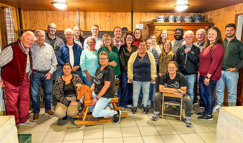 Die neu beziehungsweise wiedergewählte Vorstandschaft des Mundharmonika-Orchesters Knittlingen gemeinsam mit den verabschiedeten Vorstandsmitgliedern. Zweiter von links der scheidende Dirigent Manfred Dannecker, Vierter von links sein Nachfolger Uwe Kesselbach. In der Mitte die Erste Vorsitzende Bettina Reneaux. Foto: privat