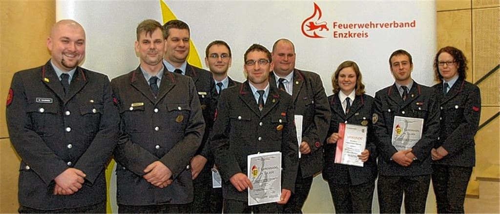 Die neu gewählte Führung und die geehrten Ehrenamtlichen bei der Jahresversammlung der Feuerwehrjugend (v. li.): Daniel Baumann, stellvertretender Kreisjugendleiter, der scheidende Jugendleiter Claus Gerbe und sein Nachfolger Martin Lurger, Jakob Bauser, Morris Maier, Jens Dann, Hannah Grünheim, Stefan Bentel und Lisa Kuhn, die neue Schriftführerin. Foto: Schott