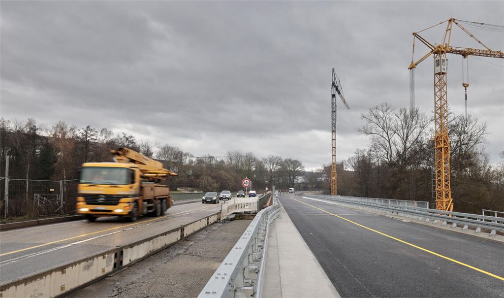 Die neue B10-Brücke über die Enz ist zur Hälfte (re.) fertig. Foto: Tilo Keller