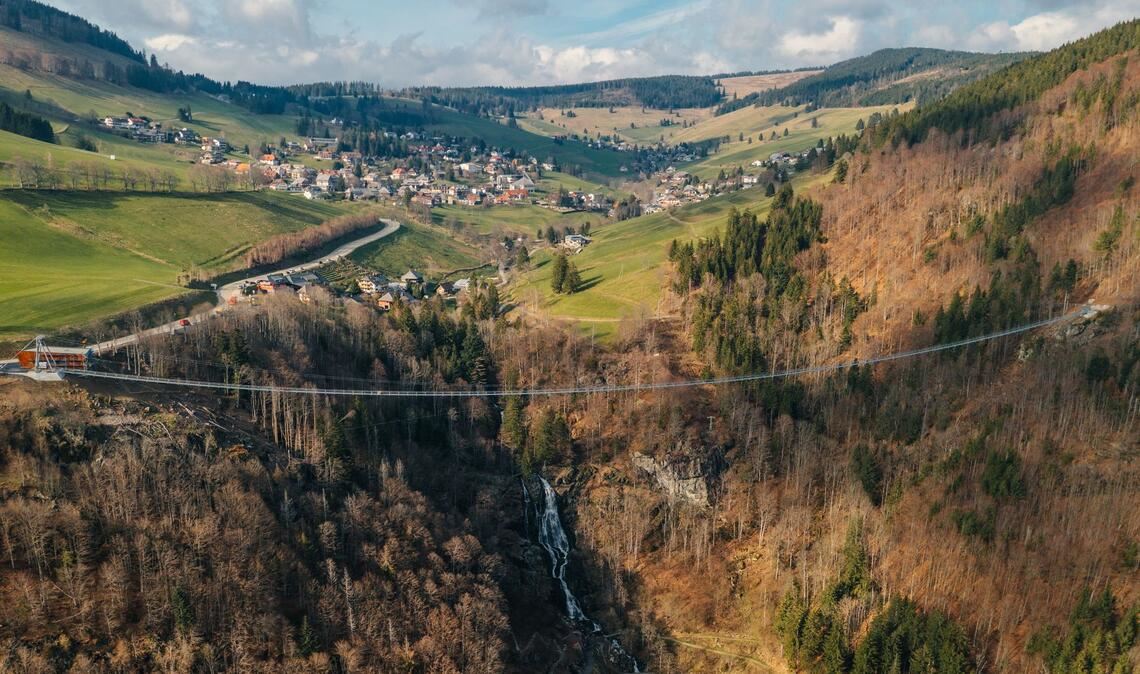 Die neue Blackforestline hängt 120 Meter über dem Wasserfall.