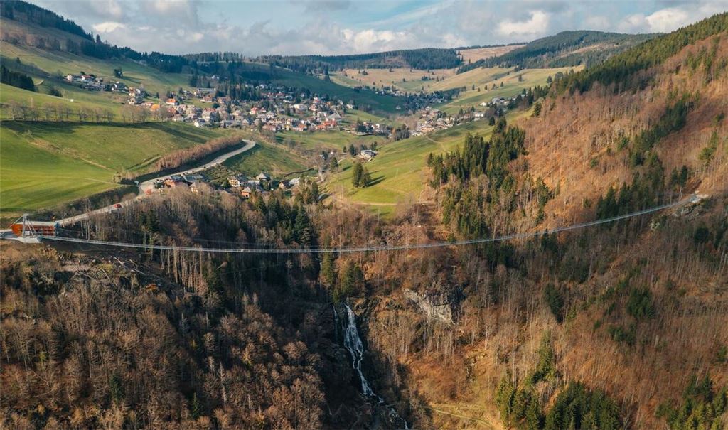 Die neue Blackforestline hängt 120 Meter über dem Wasserfall.