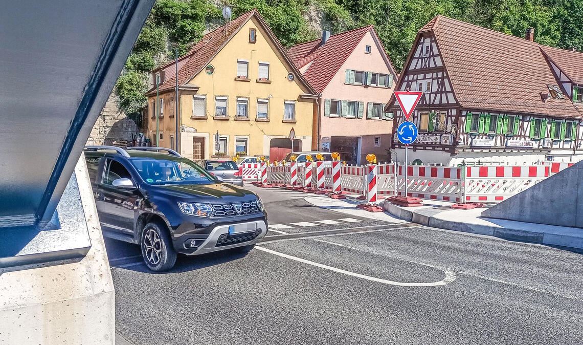 Brückenbaustelle: Stadt schickt Protestnote Die neue Brücke ist offen – aber die Straße in Richtung Lomersheim gesperrt. Foto: Deeg