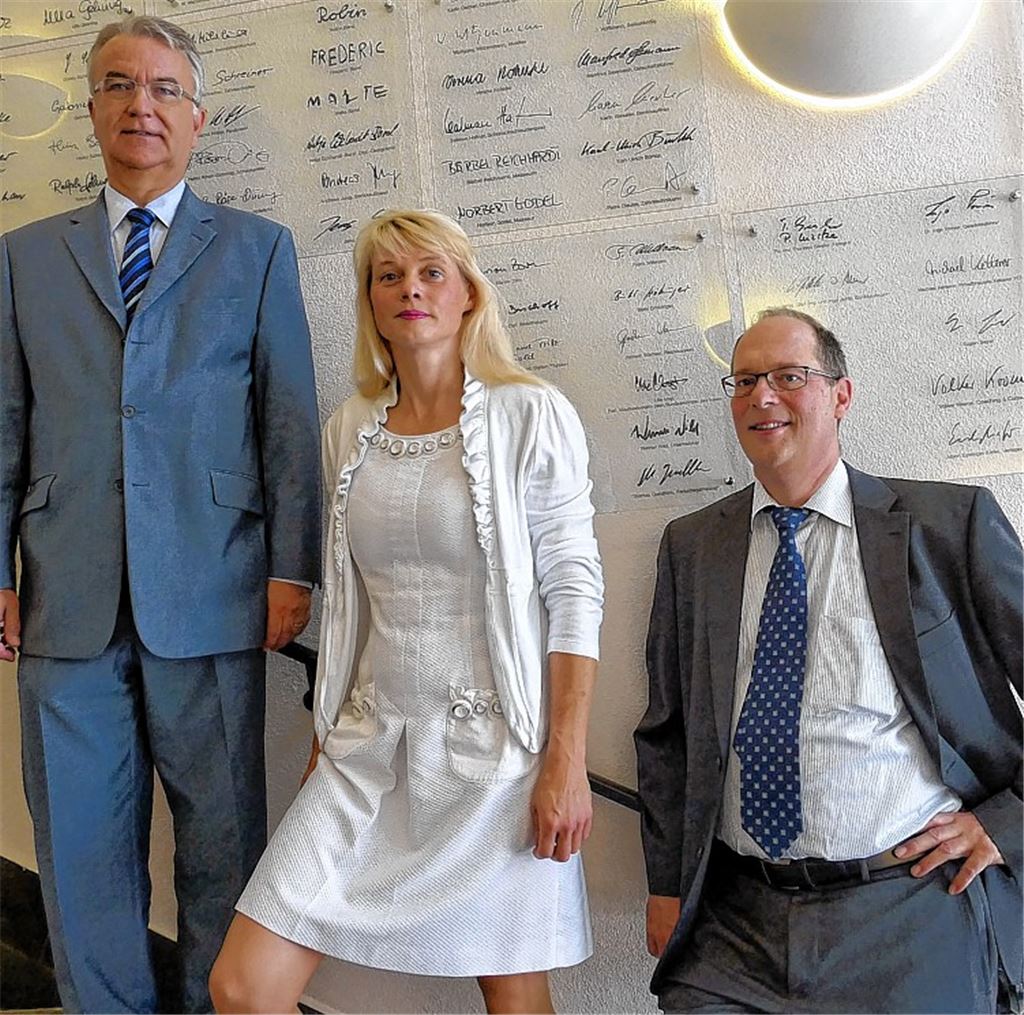 Die neue Fördervereinsvorsitzende Sabina Hacker-Kollmar mit ihrem Stellvertreter Stephan Scholl (re.) und Schatzmeister Jürgen Zachmann vor der „Spender-Wand“ im Eingangsbereich des Kulturhauses Osterfeld.Foto: Roth