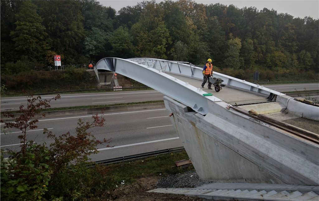 Neue Brücke über A8 ist platziert worden