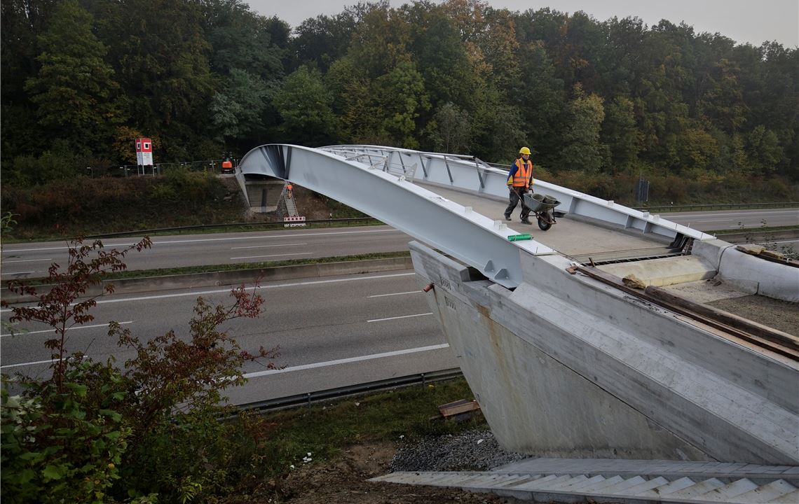 Die neue Geh- und Radwegbrücke über die Autobahn bei Pforzheim-West. Foto: Tilo Keller