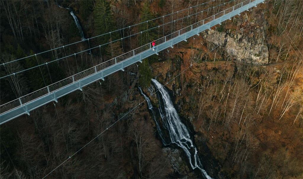 Die neue Hängebrücke führt in 120 Metern Höhe über den Todtnauer Wasserfall.