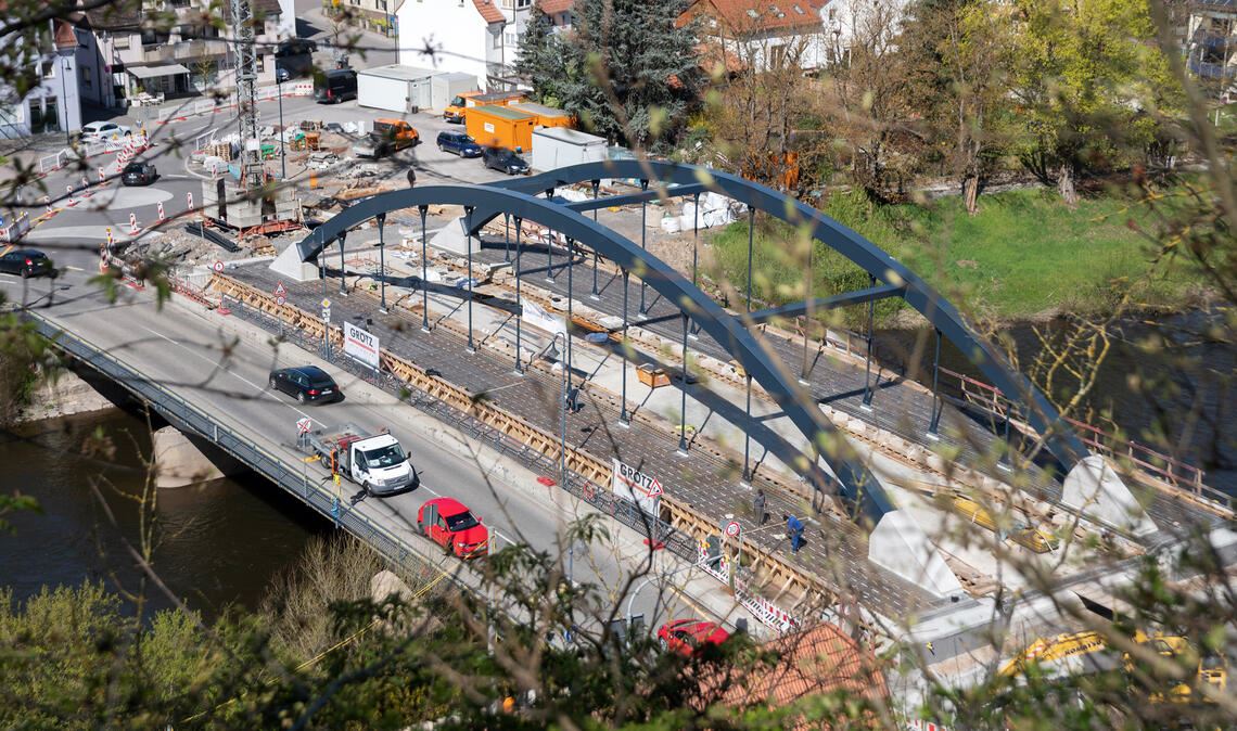 Die neue Herrenwaagbrücke – noch ohne Asphalt. Jetzt ist die unendliche Baustellen-Geschichte um ein neues Kapitel bereichert worden. Foto: Fotomoment