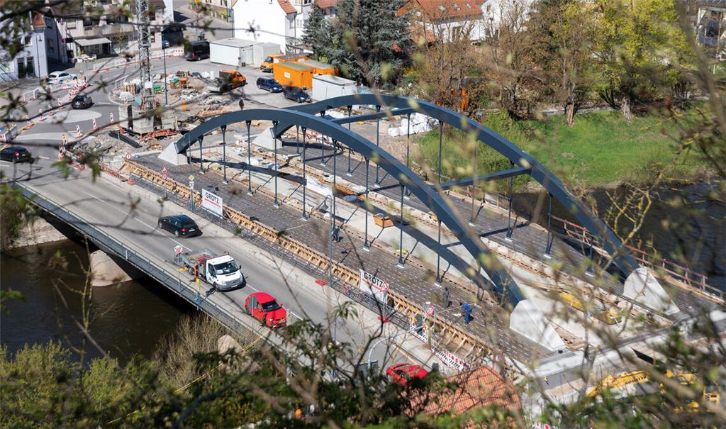 Die neue Herrenwaagbrücke – noch ohne Asphalt. Jetzt ist die unendliche Baustellen-Geschichte um ein neues Kapitel bereichert worden. Foto: Fotomoment