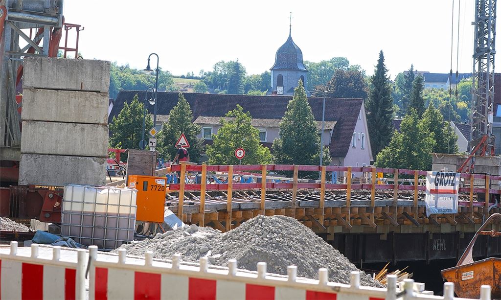 Die neue Herrenwaagbrücke wartet auf den Beton für den „Überbau“. Foto: Willimek