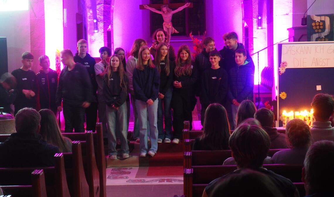 Die neue Jugendreferentin Mathilde Fuß (hinten) freut sich zusammen mit den Konfirmandinnen und Konfirmanden über eine gelungene Churchnight. Foto: Müller