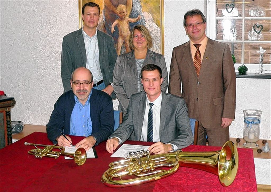 Die neue Kooperation von Schule und Verein besiegelt: vorne Schulleiter Joachim Eichhorn (li) und Vereinsvorsitzender Frank Duss, hinten von links die Vize-Vorsitzenden der Stadtkapelle, Volker Duss und Katja Nasswetter, mit Maulbronns Bürgermeister Andreas Felchle.