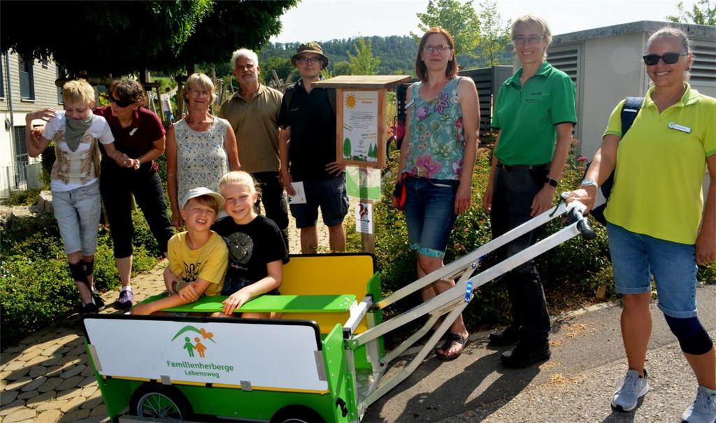 Die neue „Naturentdeckertour“ wird eingeweiht, die am Standort der Familienherberge Lebensweg in Schützingen startet und endet. Foto: Stahlfeld