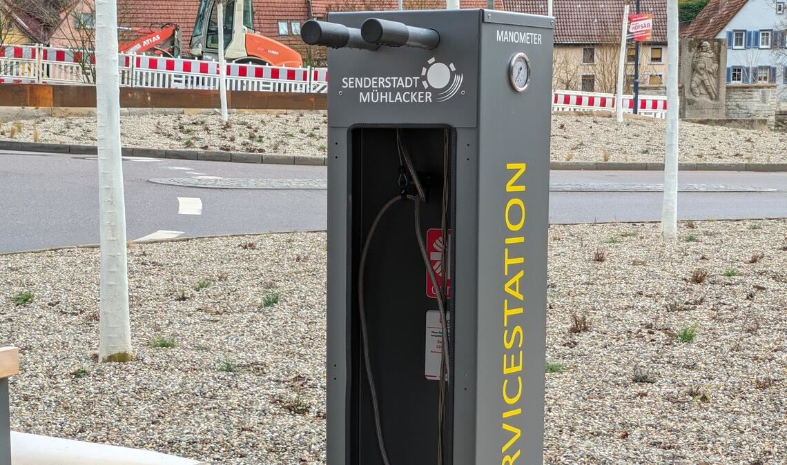 Die neue Reparaturstation für Fahrräder am Marktplatz in Dürrmenz. Foto: privat
