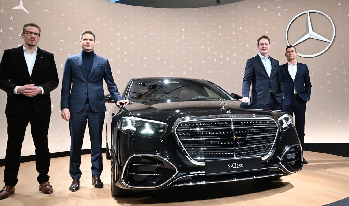 Die neue S-Klasse ist das Flaggschiff von Mercedes-Benz. Sie wurde vor der Bilanzpressekonferenz von Vorstandsmitgliedern umrahmt.