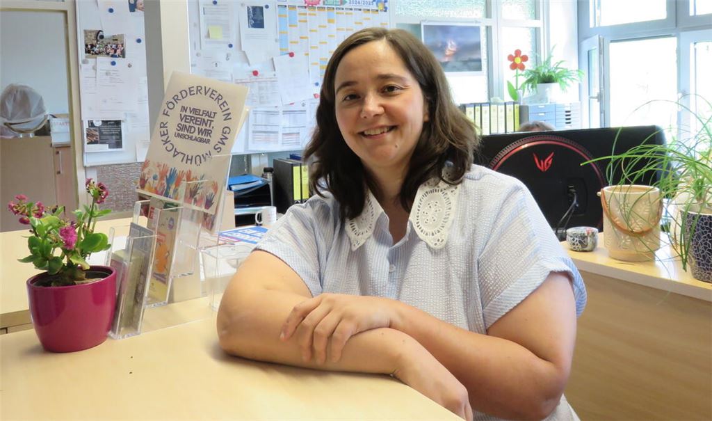 Die neue Schulleiterin Davina Mazowiec am Tresen des Sekretariats, wo die unterschiedlichsten Anliegen vorgetragen werden. Foto: Becker