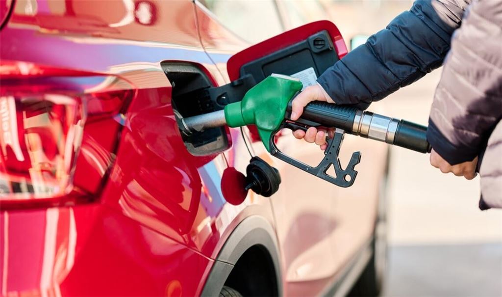 Die neue Spritpreisregelung sorgt für ein Umdenken beim Tanken: Autofahrer nutzen verstärkt Tankportale, doch Serverüberlastungen erschweren den Zugriff.