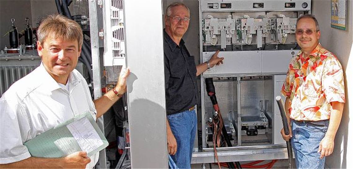 Die neue Umspannstation der EnBW in Ötisheim-Corres ist der Beginn zu einer Investitionsoffensive in der Region. Im Bild (v. li.): Michael Gutjahr, Leiter Regionalzentrum Nordbaden, Projektleiter Hubert Krepelka und Johannes Walz (Koordination Bau). Foto: Goertz
