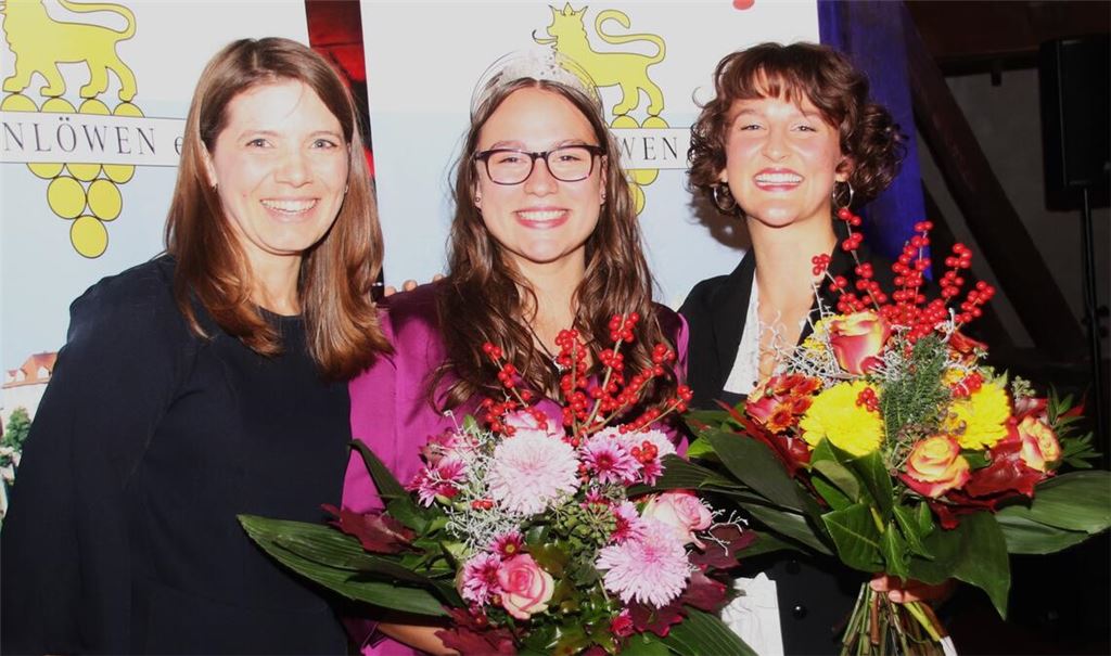 Die neue Vaihinger Weinkönigin Maike Schillinger (Mitte.) und ihre Vorgängerin Jana Krause (re.) mit der früheren württembergischen Weinkönigin Mara Walz. Foto: Arning